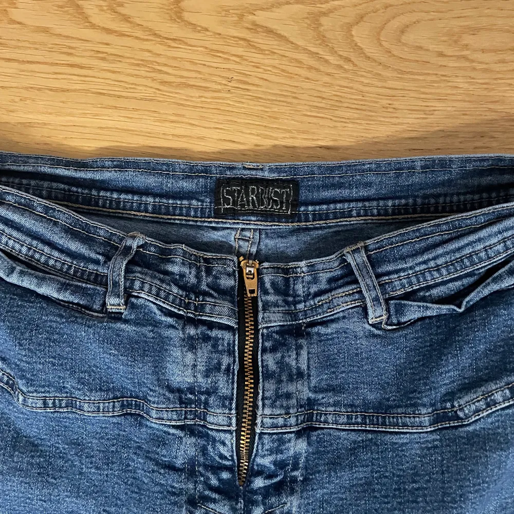 Bootcut jeans ifrån stardust med en dragkedja i fram.   Jättecoola men tyvärr för stora för mig och därför säljer jag de  De passar nog bäst för någon som är  167-170💟  . Jeans & Byxor.