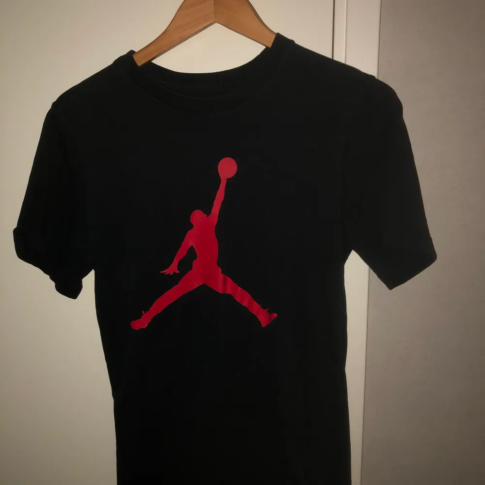 En svart T-shirt från märket Jordan. Storlek XS, bra skick. T-shirts.