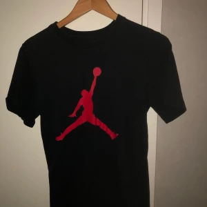 Jordan T-shirt - En svart T-shirt från märket Jordan. Storlek XS, bra skick