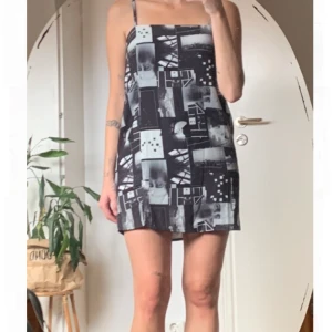 Klänning från COLLUSION - Mönstrad klänning från COLLUSION. Aldrig använd och är så skön att ha på. Strl S/M. 🌙