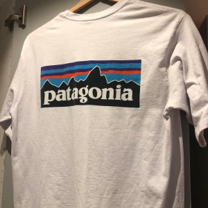 Patagonia  - Lägger upp igen eftersom det var en oseriös köpare! Den är i storlek S men passar även m. Köpte den på junkyard i Göteborg för 500🥰