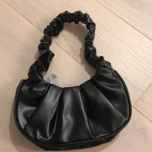 En snygg svart väska! Säljer pga att den inte kommer till användning. 💥💥