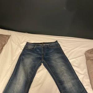 baggyjeans  - hej, säljer mina baggy jeans nu eftersom att de it är min still längre, jeansen är storlek 34-30 men passar bra på mig (är storlek 38), inget fel på byxorna. har använt de kanske 4 gånger. pris kan diskuteras. 