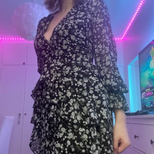 Otroligt fin klänning med mesh detaljer  - Otroligt fin sommarklänning från prettylittlething! Köpte klänning förra sommaren men har aldrig andvänt den. Ärmarna är i mesh och har medans resten av klänning har ett extra lager av tyg så resten av klänningen är inte genomskinlig, pris diskuterabart!