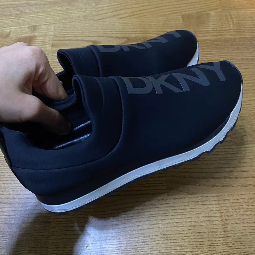 DKNY svarta skor, storlek EU36, köpt för 1095kr men säljer för 790kr (kan diskuteras), aldrig använd pga att det var liten för mig, provat en gång.. Skor.