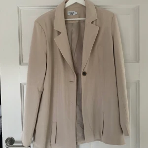 Kavaj - Beige kavaj från nakd, knappt använd