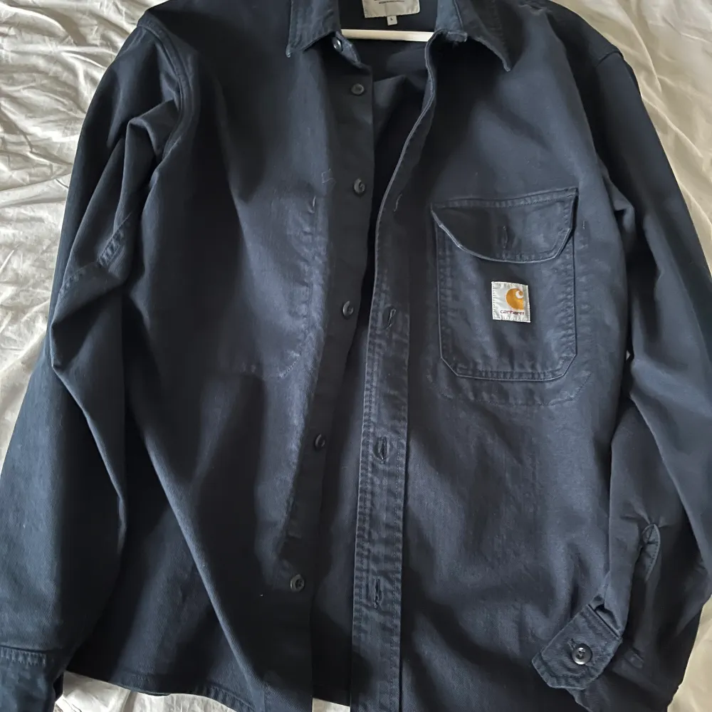 Carhartt overshirt. Köpt för 1600kr. Använd 1 gång. Det är st L. Sitter bra på mig jag är 186cm lång. . Jackor.