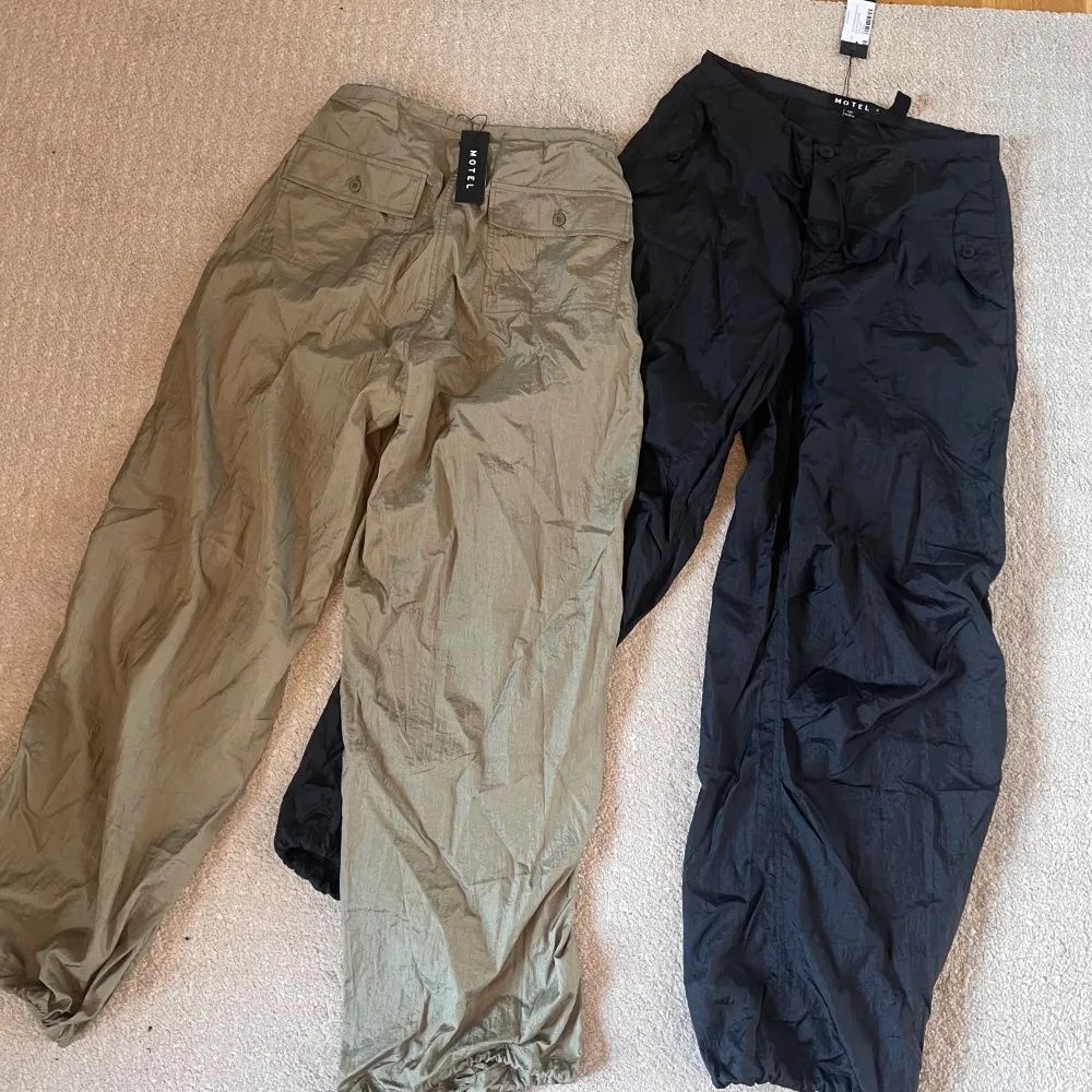 Parachute pants från Motel rocks, aldrig använda. Gröna i stl XS och svarta i storlek S, oversized. 449kr styck + frakt:). Jeans & Byxor.