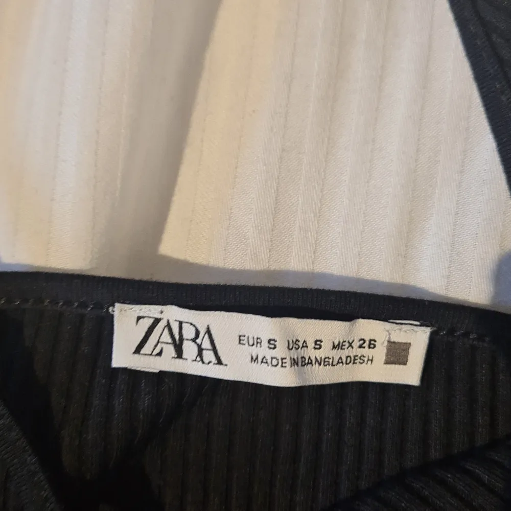Jättefint linne från Zara som är använd 2 gånger. Jättefin till varma semester och sommaren. Modellen är croppad och den vänstra armen är tjockare än den högra.  . Toppar.