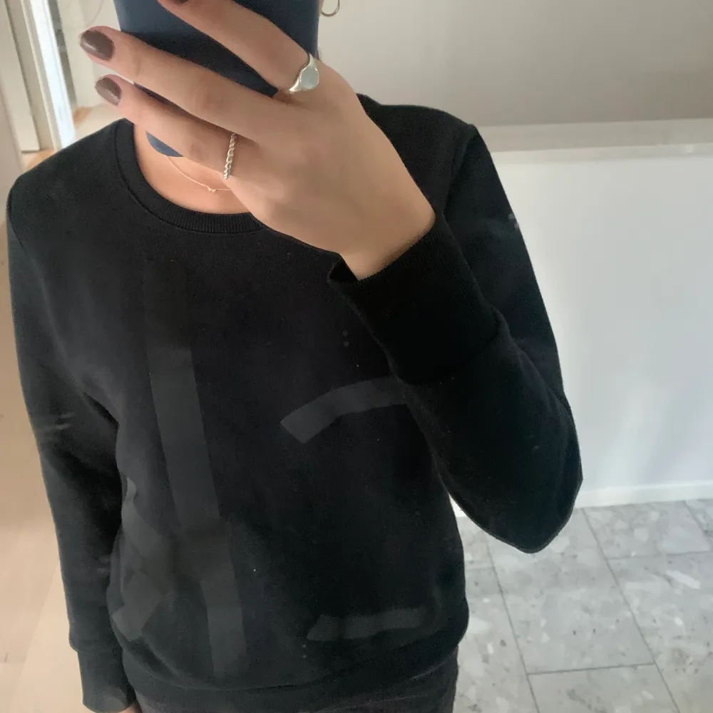 Svart sweatshirt från Calvin Klein som inte längre kommer till användning.. Tröjor & Koftor.