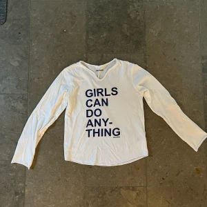 Zadig & Voltaire - Finns ett litet hål på tröjan, annars bra skick. Meddela om bilder.  Strl L barnstorlek. Passar mig på 17 år, 168cm lång.