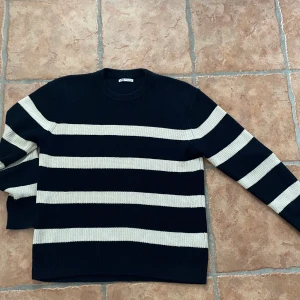 Blå/vit stickad tröja  - Säljer denna skitsnygga stickade tröjan från zara eftersom att jag tyvärr inte använder den längre och inte har någon användning av den. Tröjan har blivit använd några gånger och ser fortfarande ut som när jag köpte den. Inga skador eller liknande.❤️