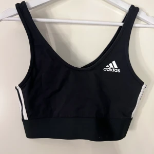 Adidas topp - Topp från Adidas, strl M. Oanvänd, enbart testad.