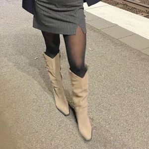 Beiga boots - Skitsnygga beige boots med klack. Passar såå snyggt till kjol eller klänning. Säljer då jag har för många skor. Storlek 40 men sitter mer som en 39/40 nått där emellan🥰. Använda 2 ggr, jättefint skick! Nypris 999kr