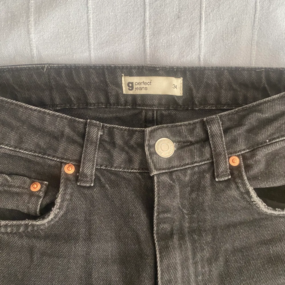 svarta jeans från gina tricot, säljer då dom inte används, har några sträck på dig som man ser i sista bilden (kommer från att dom har tvättats) säljer för 120kr +frakt❤️. Jeans & Byxor.