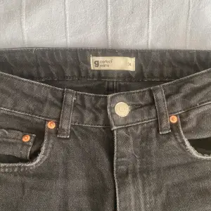 svarta jeans från gina tricot, säljer då dom inte används, har några sträck på dig som man ser i sista bilden (kommer från att dom har tvättats) säljer för 120kr +frakt❤️