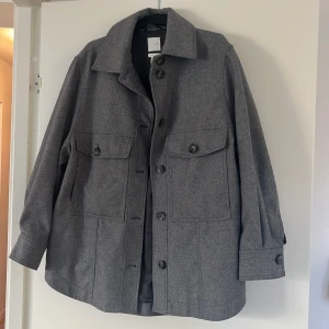 ARKET VINTAGE - Otroligt fin höstkappa som jag knappt använd då jag tycker att den inte riktigt passar min stil! Original pris 399. Fraktsätt diskuteras i chatten!:)