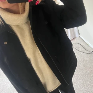 Svart kappa - Jätte fin kappa 💓finns två fickor på fram sidan