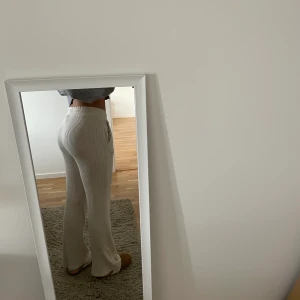 Lågmidjade mjukis - Ribbade beiga mjukis som är lågmidjade. Dom är raka i benen och går nästan till marken på mig som är 171 💘