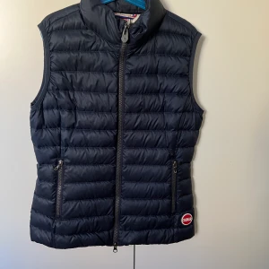Colmar väst - Hej!  Säljer min fina mörkblåa colmar väst. Köpte in den för 2500kr. Bra sikt, inga slitningar.  