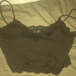 shein crop top  - säljer denna tröja då den är för liten för min stil (den har lite djurhår på sig) 