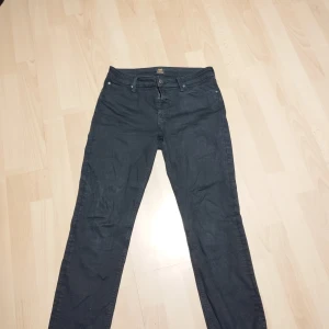 Svarta jeans - Knappt använda. Low waist. Raka Ben. 
