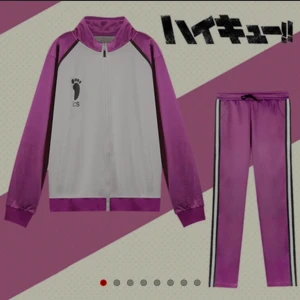Haikyuu Uniform - Enbart testad då den var för liten. Står XL men känns mer som en L eller oversized M. Köparen står för frakten. OM du är intresserad skicka ett meddelande och så kan priset diskuteras.
