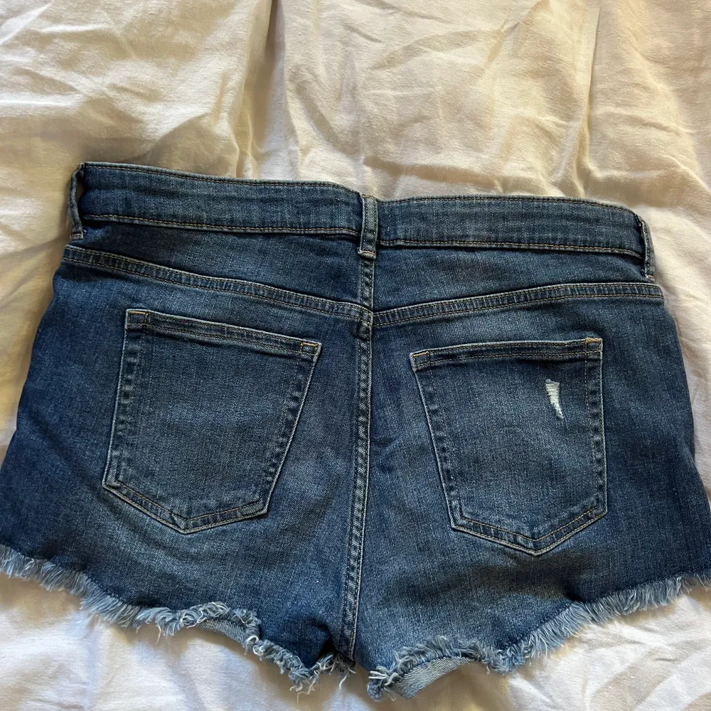 Fina jeansshorts från HM i bra skick . Shorts.