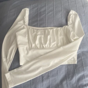 Topp - vit topp från shein, aldrig använd köpt för 60kr säljer för 30kr +frakt❣️