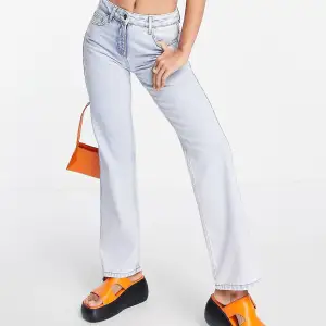 Ett par oanvända jeans i ljusblått från Collusion. Köptes från Asos. Modellen på byxorna är ”Collusion x005”. Det är ett par  raka jeans med en medelhög midja. Nypris 339. Storlek; W30 & L26