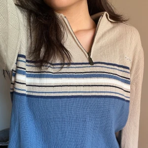 Vintage tröja - Blå, beige och vit randig tröja som är vintage. Sportig och retro 😎 Lagom tjockt material som känns ”sturdy” med tung dragkedja. Köptes för fler än 20 år sedan men aldrig använd, därav är taggen fortfarande kvar ☺️Storlek M, men passar nog XS-L (oversized)