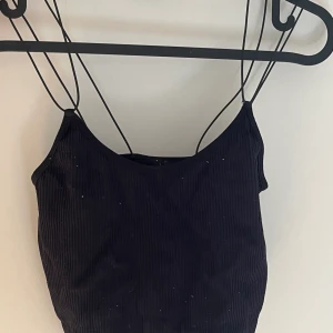 Fin svart topp från bikbok - Fin svart topp från bikbok i stl XS. Använd men finns inga hål eller fläckar. Säljer för blivit förliten.