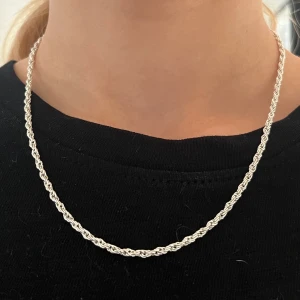 Fint halsband från gina  - Silvrigt (ej äkta) halsband från Gina, inte kommit till användning.