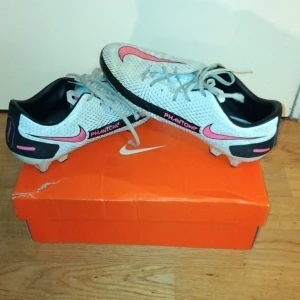 Nike Fotbollsskor - Använda Nike Fotbollsskor(Phantom). Tidigare pris 1700. Passar inte längre så säljer vidare.