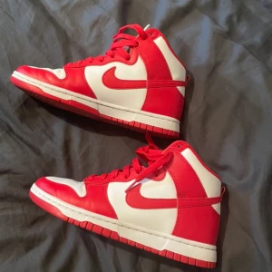 👻 Nike dunk high university red  👻 - Nike dunk high university red storlek 40,5, använda 4 gången säljer då dom är för stora för mig, kvitto och box fins.  Köpta för 1600. 