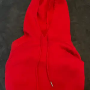 Röd hoodie, ganska tunn i materialet men fin. Storlek xs men väldigt oversized så passar säkert s-m också. 