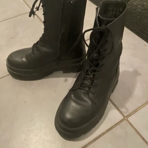 K Cobler kängor  - St 36 fint skick svarta