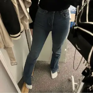 Ett par jeans med slits från h&m som är slutsålda. Aldrig använda.