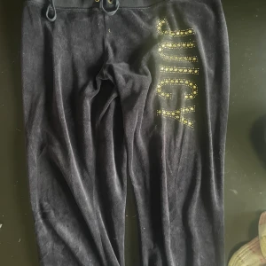 Äldre modell juice couture - Säljer då jag själv är en s. Passar till L/M då du kan dra in snörena :)