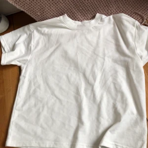 Vit t-shirt - Vit t-shirt från Lindex, bara använd en gång. Frakt tillkommer på 40kr.