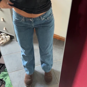 Arrow Low jeans från weekday  - Säljer dessa populära och slutsålda jeansen från weekday. Dem är helt oanvända och säljer dem för 350 kr. 