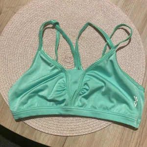 Röhnisch sportbh - Sportbh från Röhnisch i storlek S, färg mintgrön. Bara använd en gång, inga skavanker. Padsen är borttagna.köparen står för frakten.