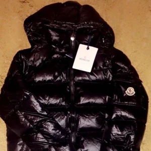 Monclear jacka - Hej. Säljer av en monclear jacka som sonen fick i födelsedags present men som dessvärre var fel storlek.  Storlek: M Nypris 7999kr. Kvitto finns.  Köpt på NK Göteborg.  Mitt pris: 3850 -kr  