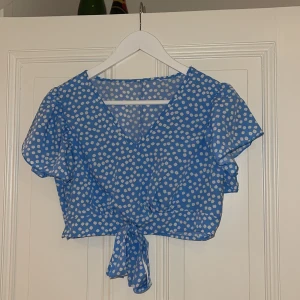 Topp - Blå topp från Shein, säljer även kjolen till denna, det finns möjlighet att köpa båda. Storlek M, 50kr+frakt