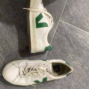 Veja skor - Fint skick, köpta för 2000kr. Säljer pga de är lite för stora på mig som har storlek 35, passar nog en 36/37