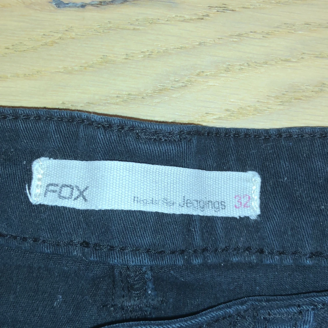 Svarta jeans storlek 32 - 90