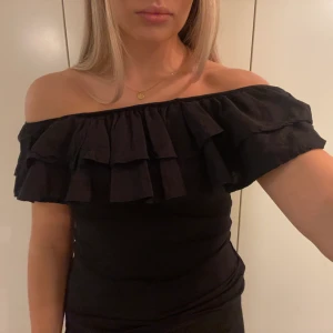 Off-shoulder topp❤️‍🔥❤️‍🔥 - Off-shoulder topp med volanger från hm i storlek s, men skulle också säga passar xs, använd fåtal gånger så bra skick❤️‍🔥❤️‍🔥