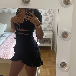 Shein klänning  - Svart klänning från shein med knytning runt midjan samt bysten🤍