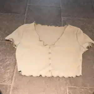 Säljer denna tröjan/ toppen från SHEIN anvönd 1 gång finns inga fläckar.