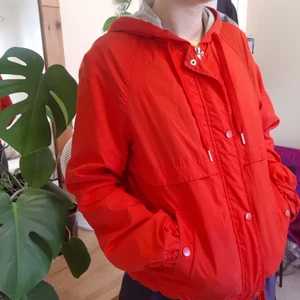 Croppad jacka - Lätt jacka, perfekt till våren. Stängs med dragkedja och knappar. Två fickor fram, snörning i luvan och längst ner på jackan. Använd bara ett fåtal gånger. Köpt på hm. 